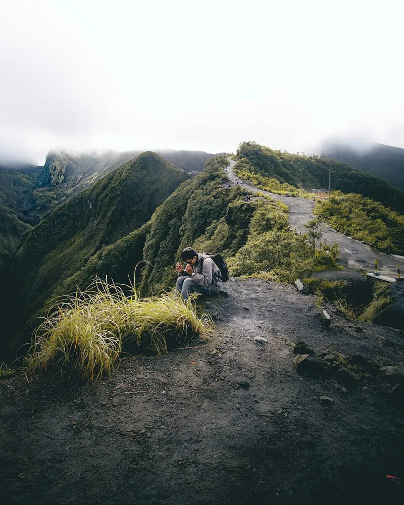 500 Friends, Zero Witnesses: The Hidden Spiritual Cost of Our Always-On Social Lives